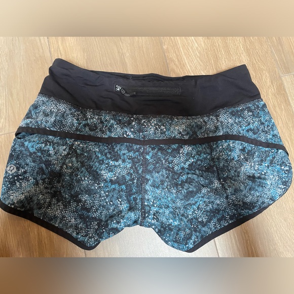Lululemon size 4 speed up shorts EUC blue multi print - Picture 2 of 5
